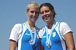 Lavinia Tinelli e Cristina Romiti con la medaglia d'argento conquistata nel due senza