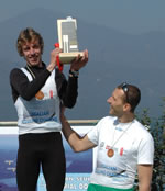 Stefano Basalini mostra il trofeo; sulla destra Luca Ghezzi, 3� classificato