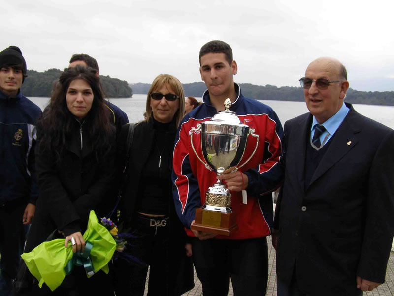 Il vincitore del Trofeo Mauro Ceccarelli con i famigliari dell'atleta scomparso
