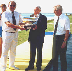 Don Angelo Villa premiato da Gian Antonio Romanini e da Renato Nicetto