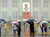 il grande orologio di piazza tienanmen scandisce il tempo che rimane all'apertura dei giochi olimpici 2008