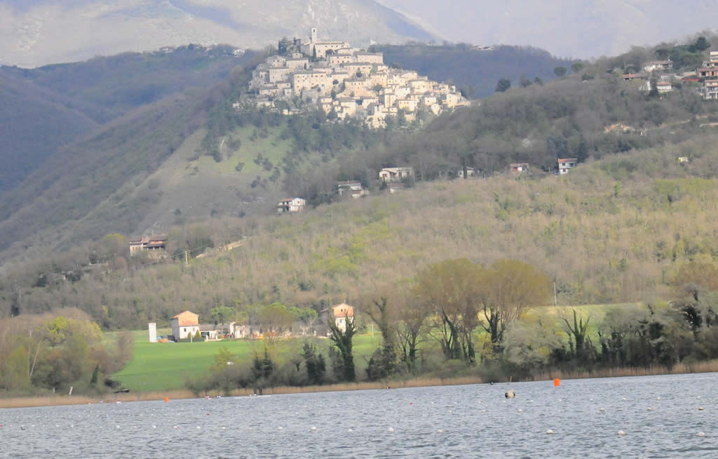 http://www.canottaggio.org/2014_2news/foto/0423_piediluco.jpg