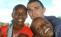 Claudio Berardelli con la fidanzata Janet Jepkosgei e un suo fratello