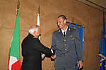 Il Gen. C.A. Cosimo D'Arrigo Comandante Generale della Guardia di Finanza, premia l'Appuntato scelto Alessio Sartori