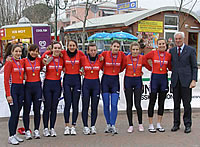 Le ragazze dell'otto senior della Gavirate premiate dal Presidente Federale Renato Nicetto (FIC ©)