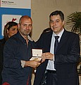 L'Assessore allo sport della Regione Toscana Gianni Salvadori con Lorenzo Bicchi, vincitore del Pegaso 2008 decretato dai lettori web di intoscana.it